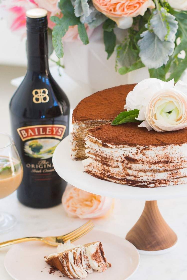 Receita de bolo de chocolate Baileys Torta feita de panquecas com recheio de chocolate