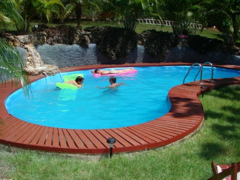 piscina no jardim forma de rim desenho borda escada de madeira