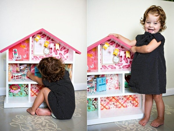 Linda casa de bonecas com berçário para brincar no canto, princesinha