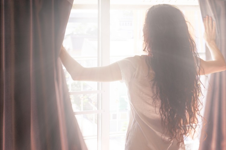 como acordar rapidamente pela manhã abrir as cortinas com luz