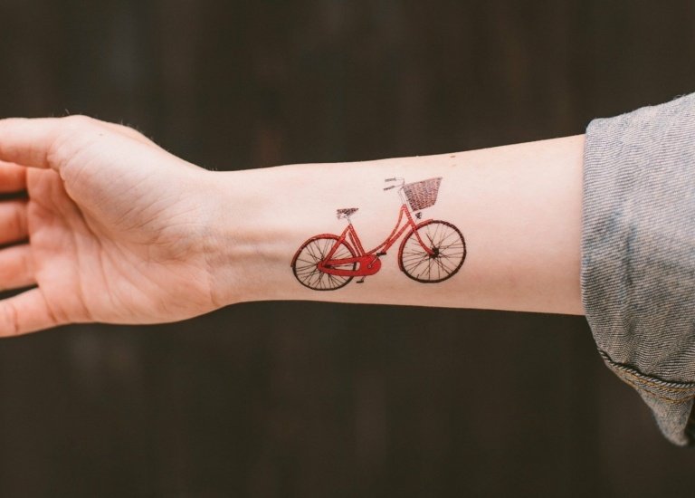 Tatuagens vermelhas e o que você deve saber sobre elas - bicicleta com preto