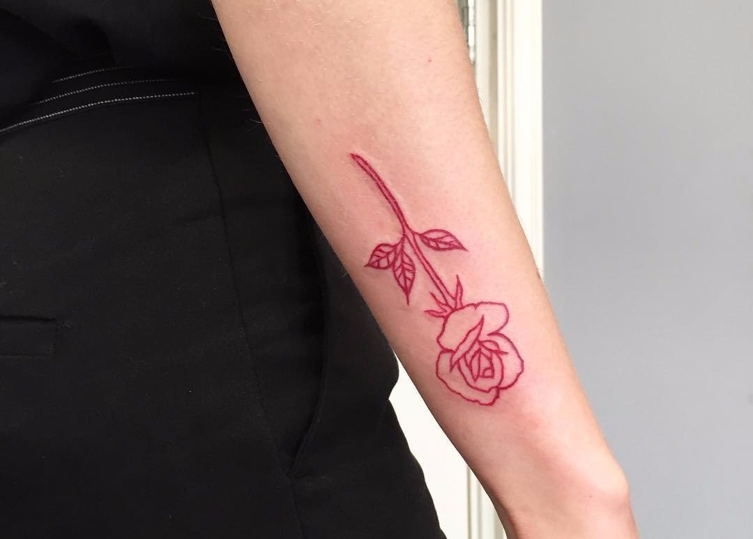 Faça uma tatuagem esboçada de uma rosa vermelha de cabeça para baixo