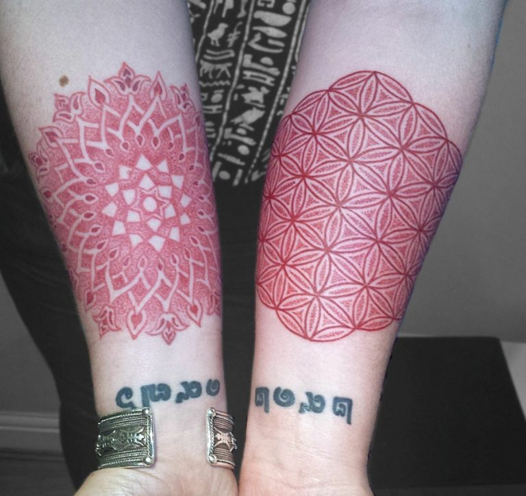 Escolha mandalas diferentes em vermelho para ambos os antebraços