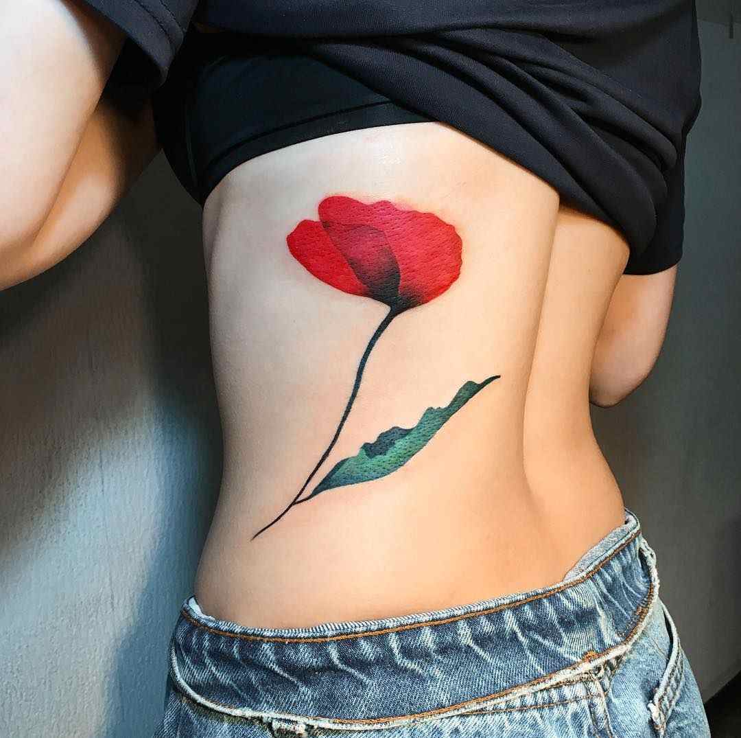 Poppy em forte vermelho e verde no peito como estímulo para as mulheres