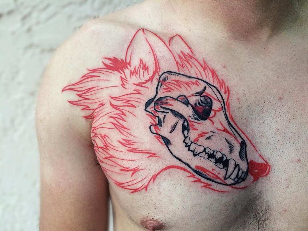 Lobo vermelho com caveira preta no peito