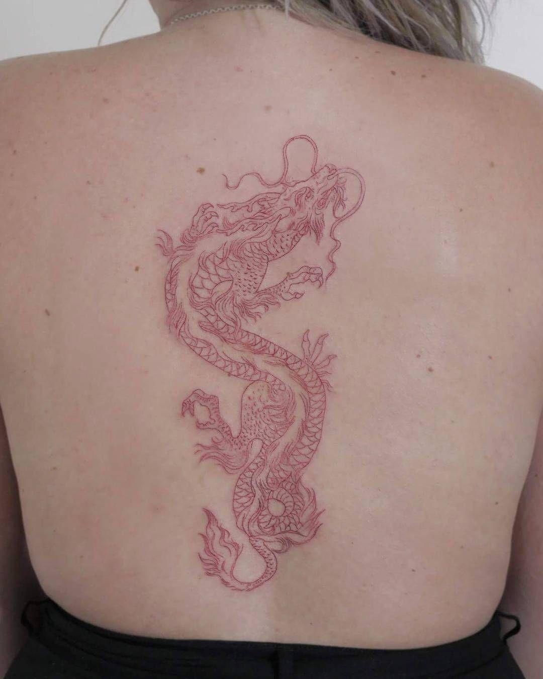 Tatuagem nas costas com dragão chinês vermelho