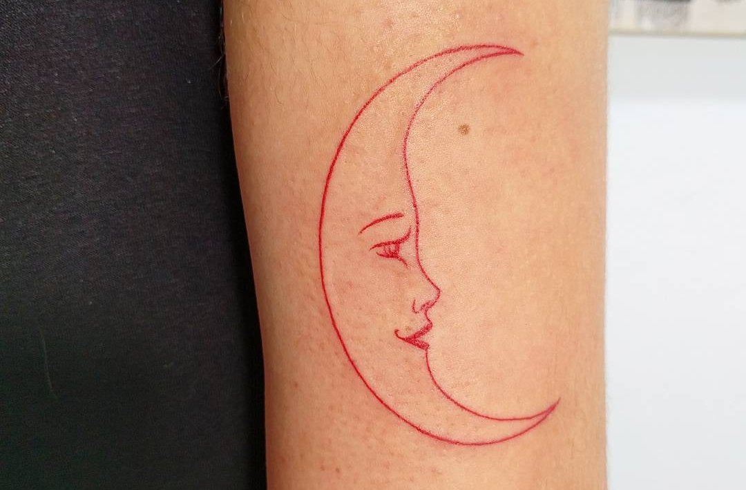 Lua simples em forma de foice com rosto vermelho