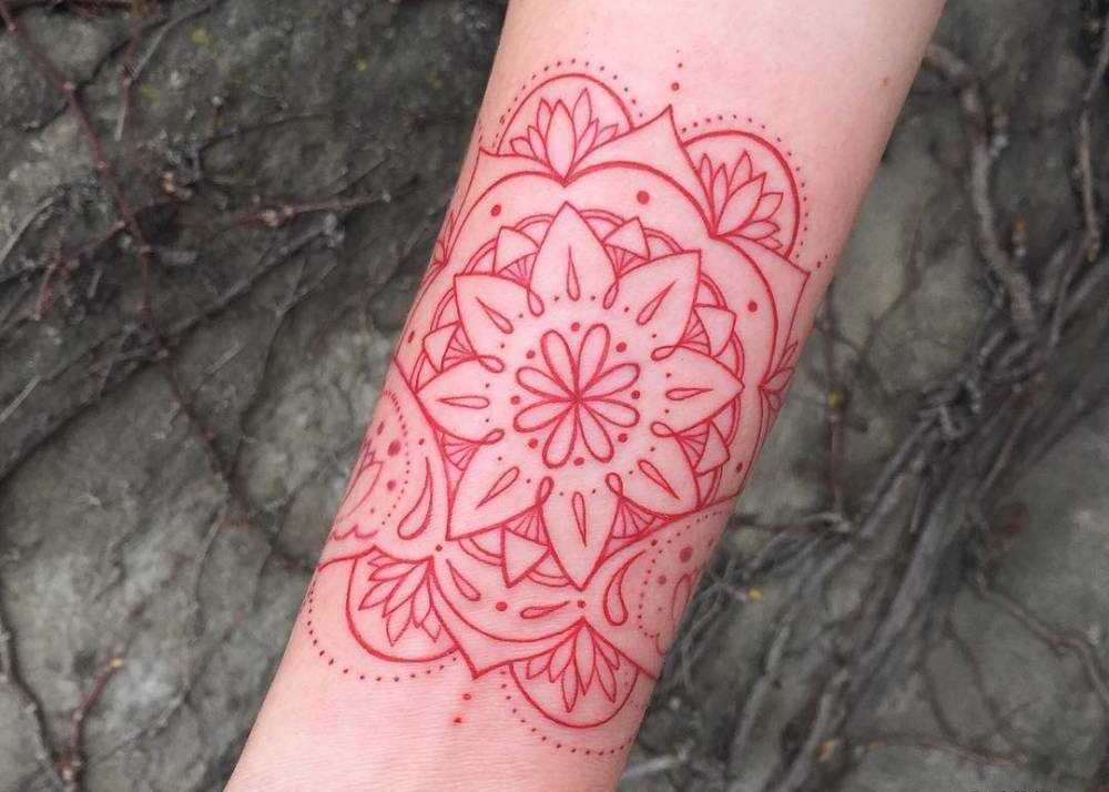 Mandala em vermelho como damas ou cavalheiros tatuagens para o braço