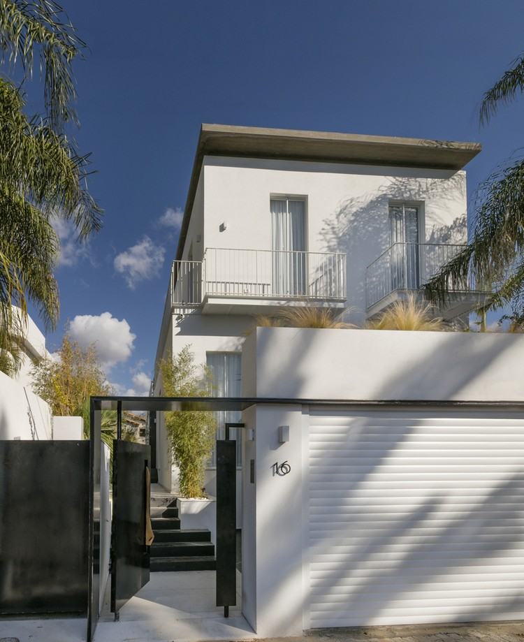 fachada frontal estilo bauhaus villa israel