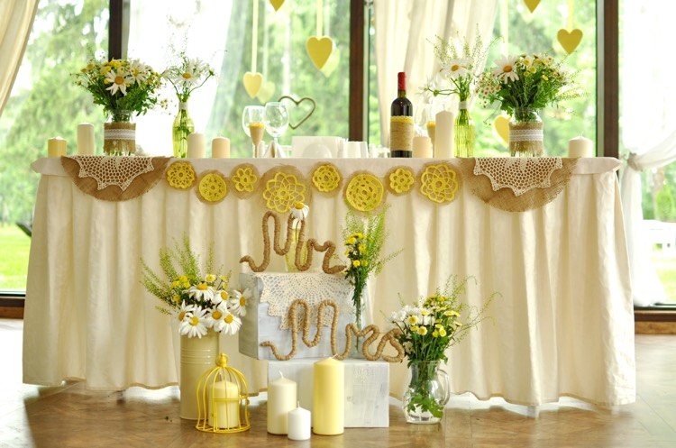 Decoração de mesa rústica mesa de casal casamento verão-casamento-bege-amarelo