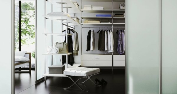 Sistema de closet divisor de quarto com porta de vidro