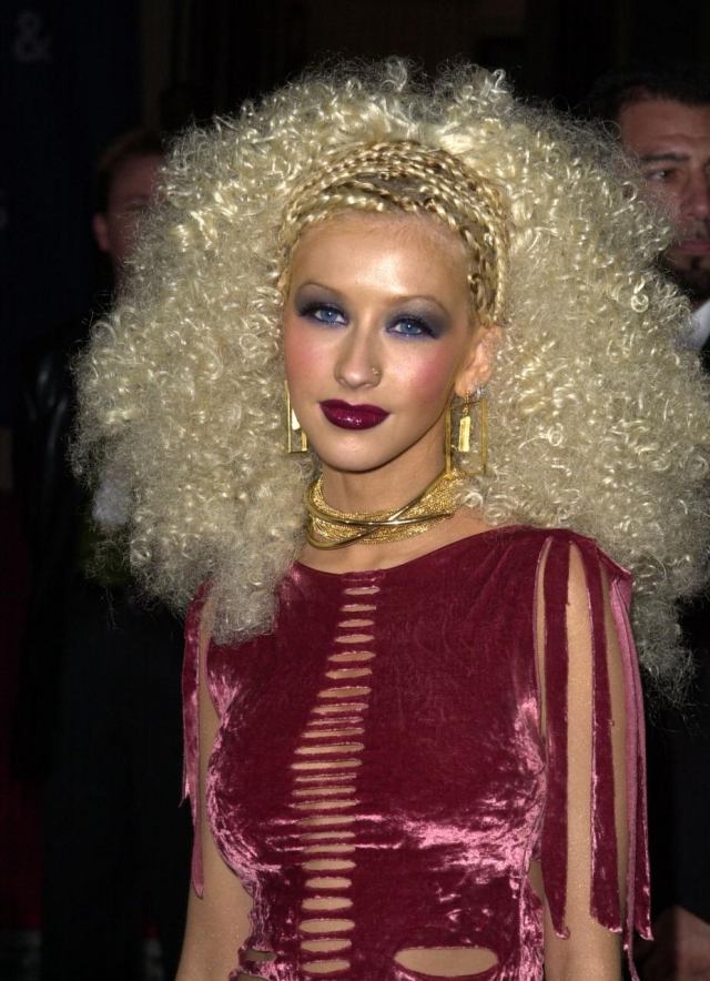 erro de maquiagem christina aguilera cabelo loiro cachos