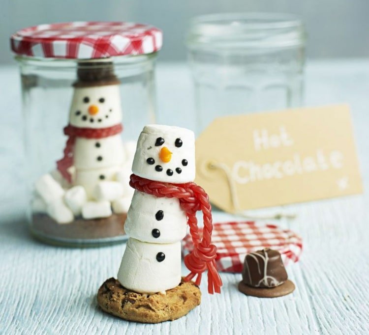 Combine a receita de sopa de boneco de neve com biscoitos ou biscoitos e faça bonecos de neve com marshmallows