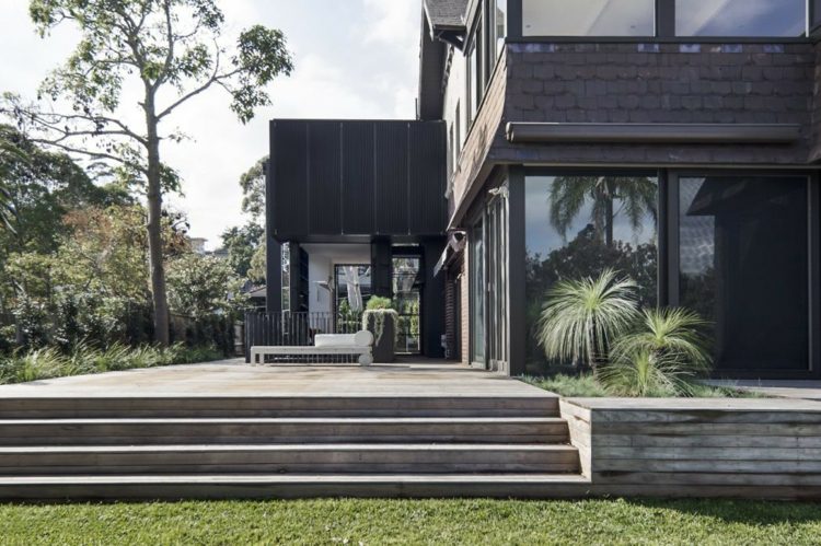 escada jardim fachada tijolo preto casa de aço pranayama