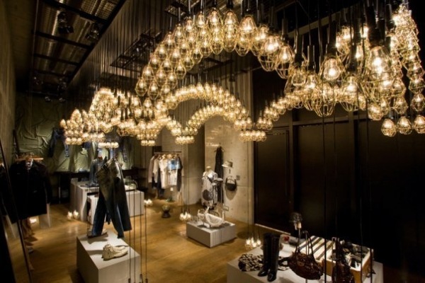 Escultura em arco de luz - Galeria diesel com design interno