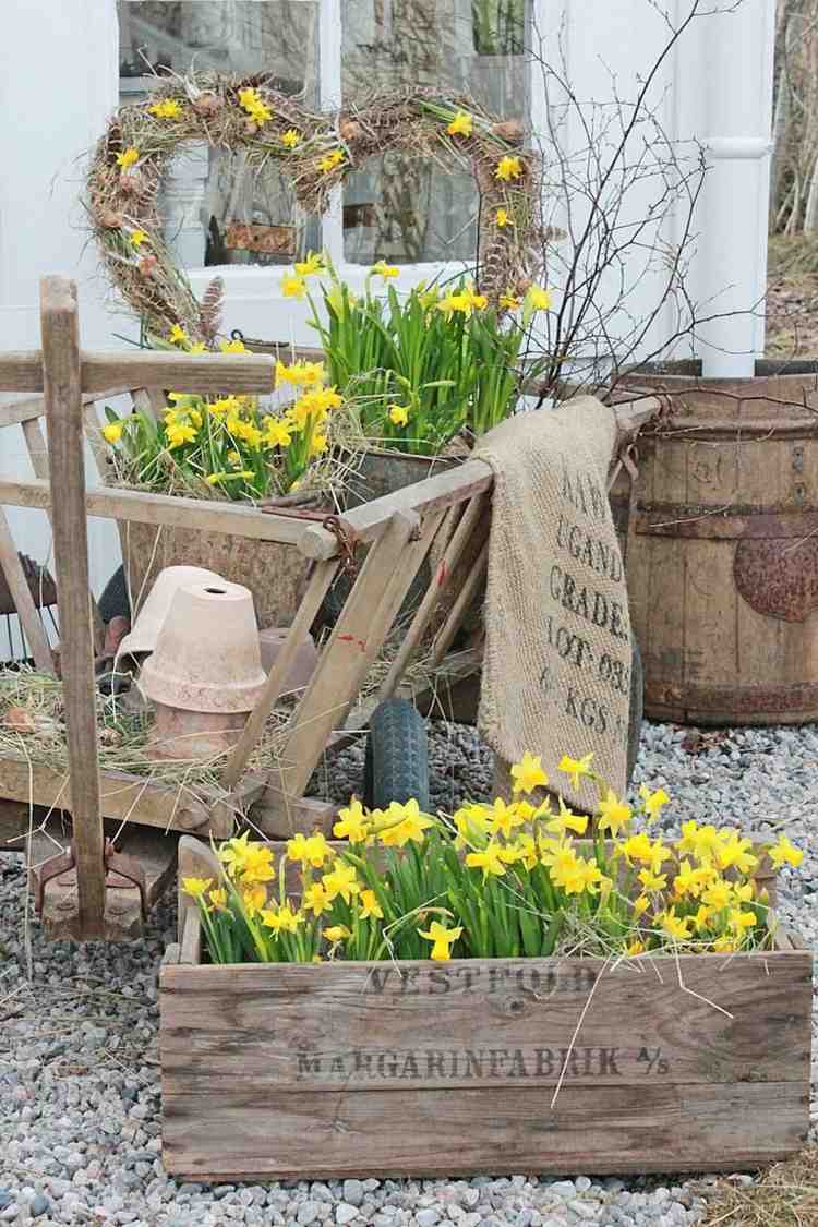 shabby chic no jardim de madeira em formato de coração de caixa-vintage-narciso-guirlanda de madeira