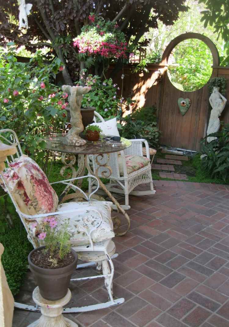 chique gasto no jardim ferro forjado, branco, cadeira de balanço, terraço, móveis, mesa, ferrugem