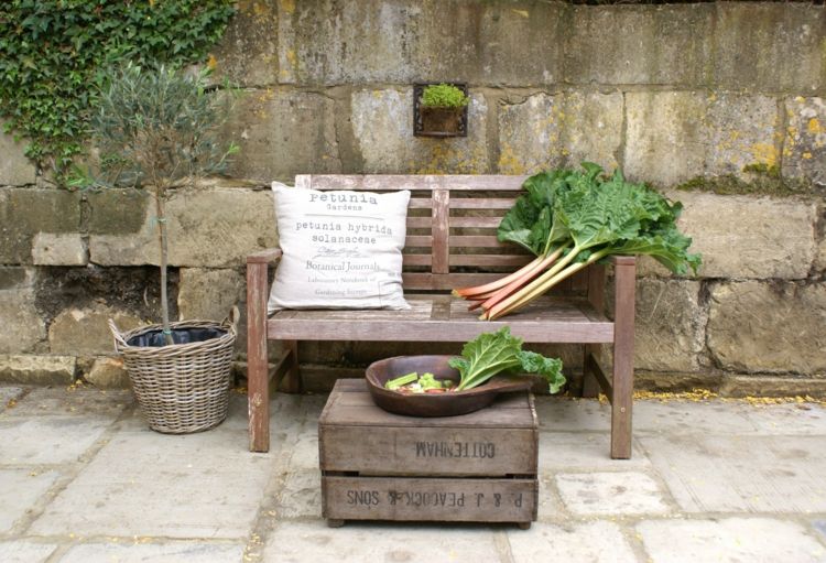 gasto-chique-jardim-sofá-almofada-decoração-mesa de centro-ideia-rústico-plantador de árvores