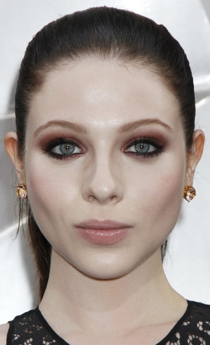 olhos-esfumados-olhos-azuis-noite-maquiagem-cobre-vermelho-lábios nus-Michelle-Trachtenberg