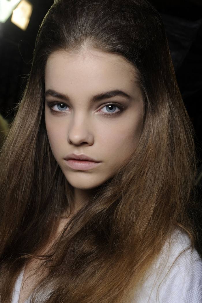 olhos-esfumados-olhos-azuis-noite-maquiagem-Barbara-Palvin