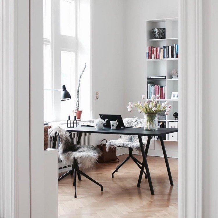 Decorar o seu escritório de maneira escandinava com piso em parquet e paredes brancas