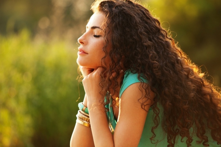 estilo de cabelo de verão cachos penteados de inspiração aberta