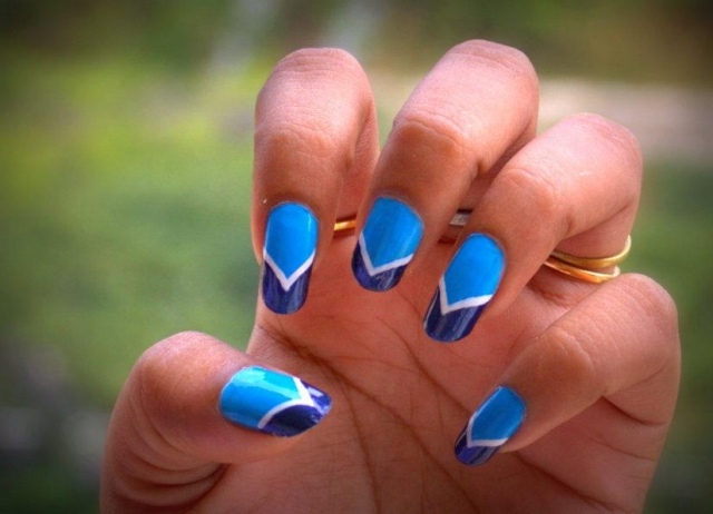 francês-manicure-azul-nuances-branco-borda-com-ângulo-unhas de verão