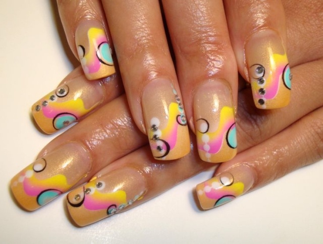 Summer-nail-design-abstract-pattern-french-sand-effect-nail-dicas