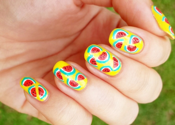 Summer-Nail-Design-Watermelon-pattern-Yellow-base coat-faça você mesmo