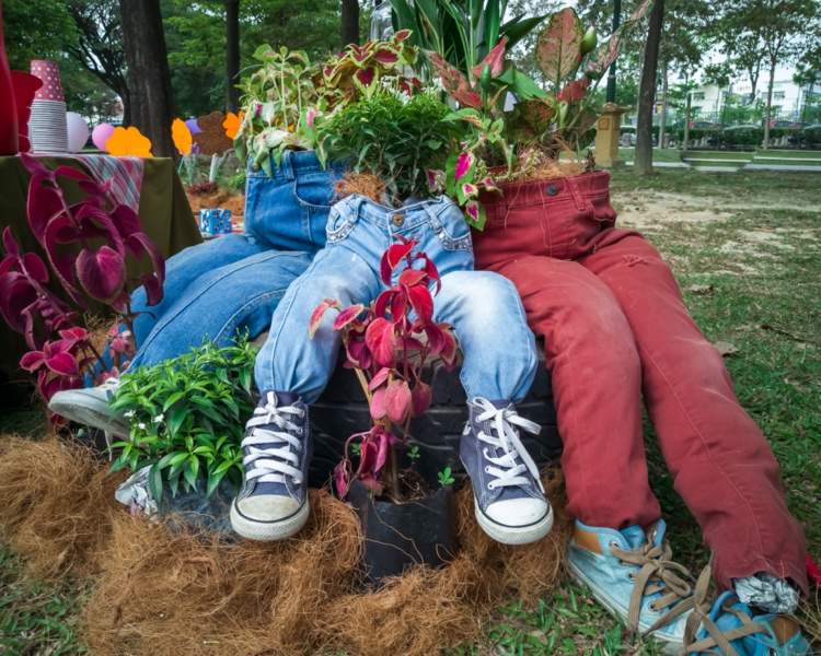 Faça você mesmo as decorações do jardim de verão com coisas velhas e flores