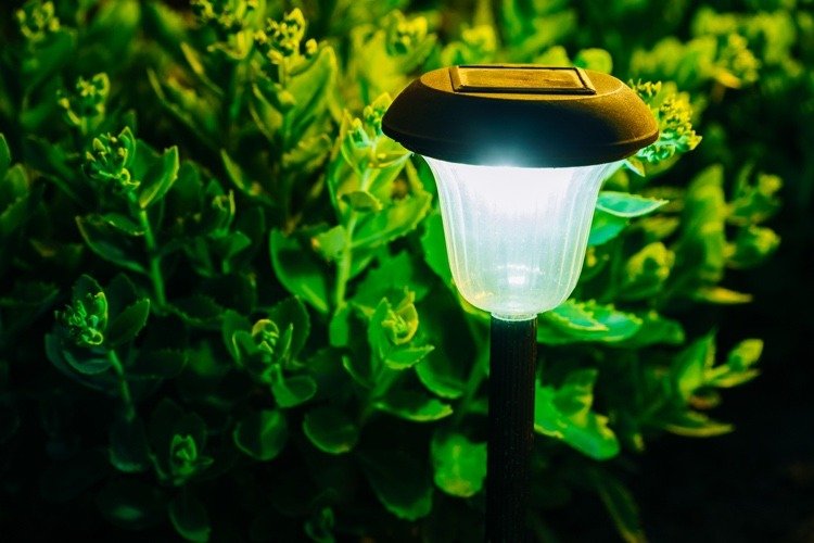 Luzes solares para caminhos de jardim