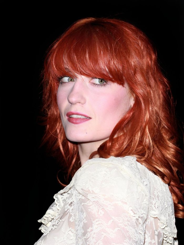 cobre-ruivo-comprimento-médio-com-franja reta-florence-welch