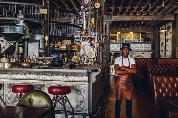 Um café Steampunk no interior de Karpstadt, uma ideia legal