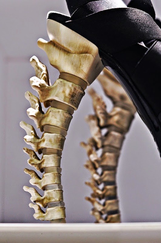 spine-design-dsquared-autumn-2010 Saltos em forma de esqueleto