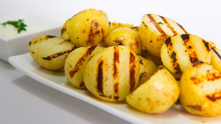 Batatas grelhadas sem folha de alumínio Metades de batatas grelhadas