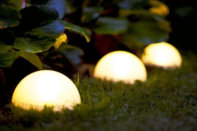 ideias de iluminação de jardim gramado de bola solar