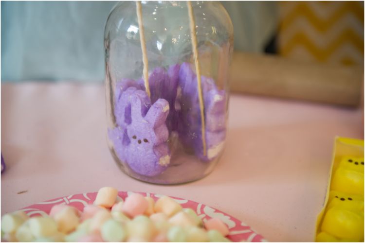 Faça você mesmo a decoração da mesa roxa-marschmallow-coelhinho da Páscoa-picles pote-palito-toalha de mesa rosa