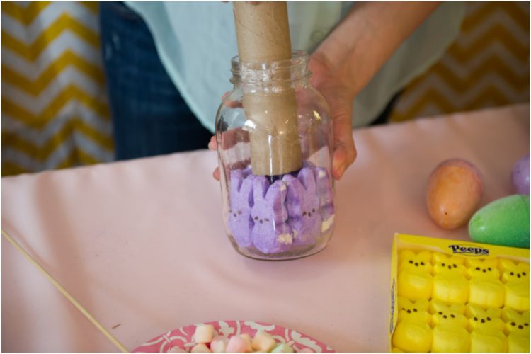 Faça você mesmo a decoração da mesa roxo-amarelo-marshmallow-pote de coelhinho da Páscoa-picles-rolo de papel de cozinha