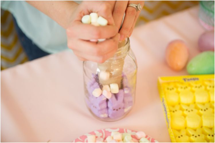 decoração de mesa-faça-você-mesmo-picles-jar-colorido-marschmallow-coelho-da-páscoa-roxo-amarelo-ovos de páscoa