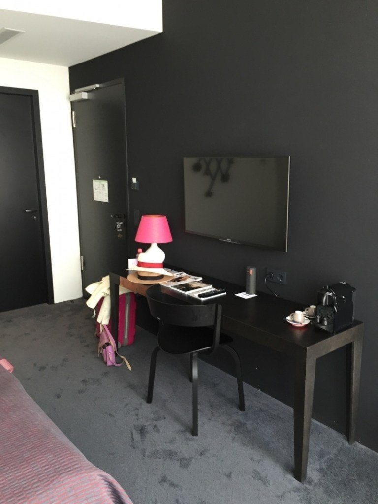 design-hotels-germany-The-Flushing-Meadows-munchen-black-sideboard-hotel room