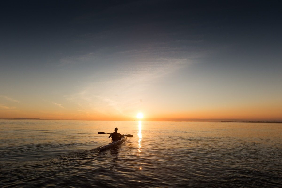 remar com uma canoa como treinamento nas férias para preparação física e melhor forma