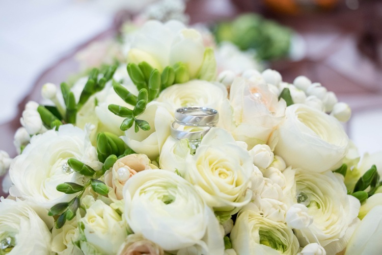 Alianças de casamento prata fosco branco flores de casamento rosas ranúnculo