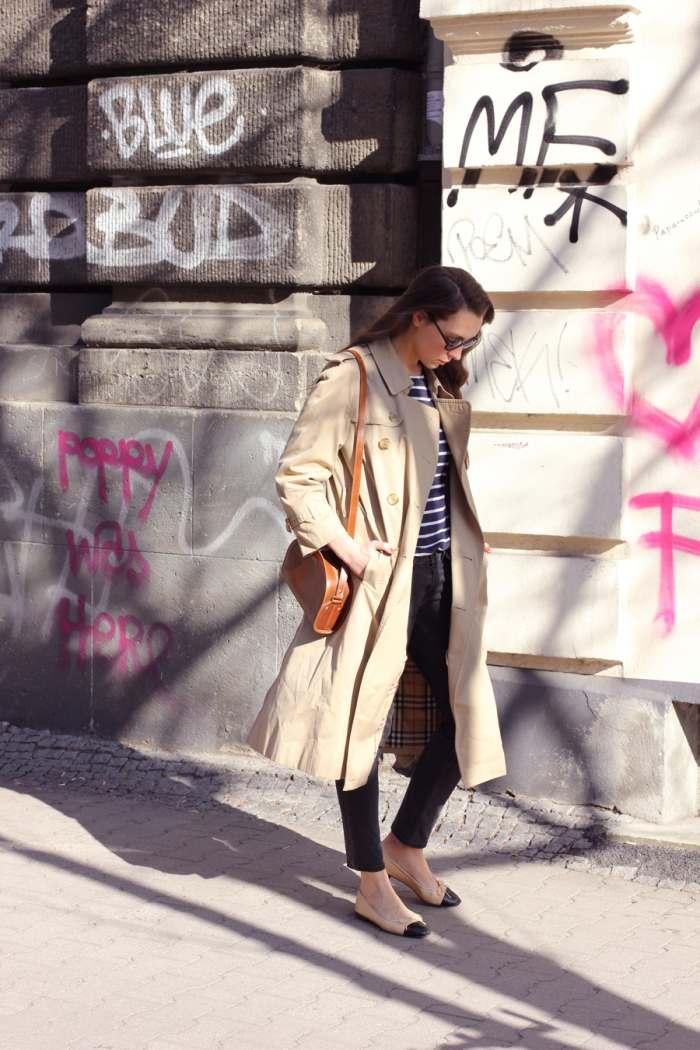 Elegante-trench-coat-outfit-ideas-outono-couro-bolsa-ballerina-shoes