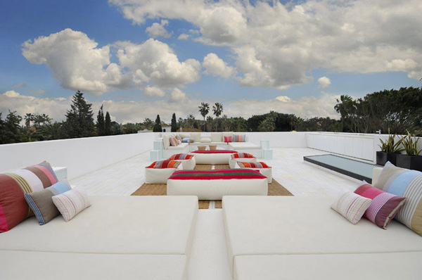 casa moderna no terraço da costa mediterrânea