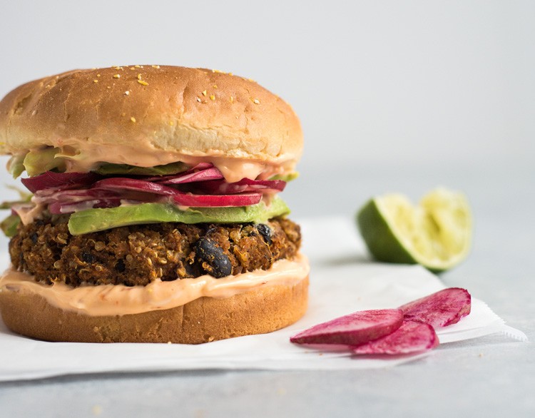 receita de hambúrguer vegetariano batata doce feijão pimenta maionese