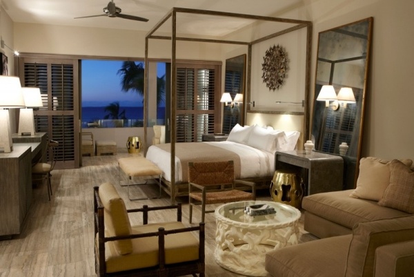 Quarto de hotel Viceroy Anguilla com cama de dossel