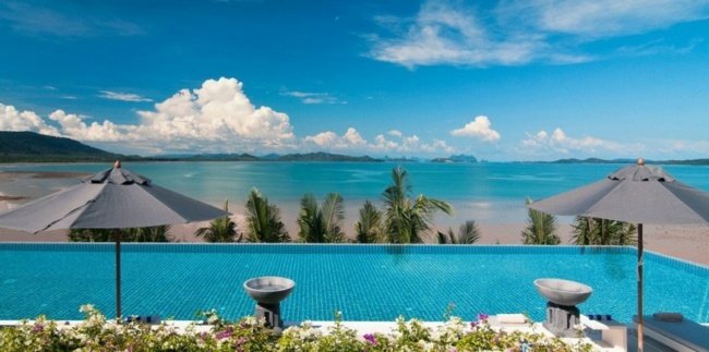 Praia de férias dos sonhos na ilha de Phuket, vista maravilhosa