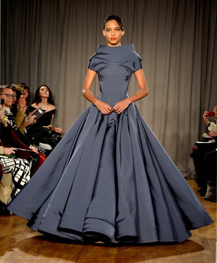 Vestido-vestido-Zac-Posen-em-azul-feito-de-tafetá