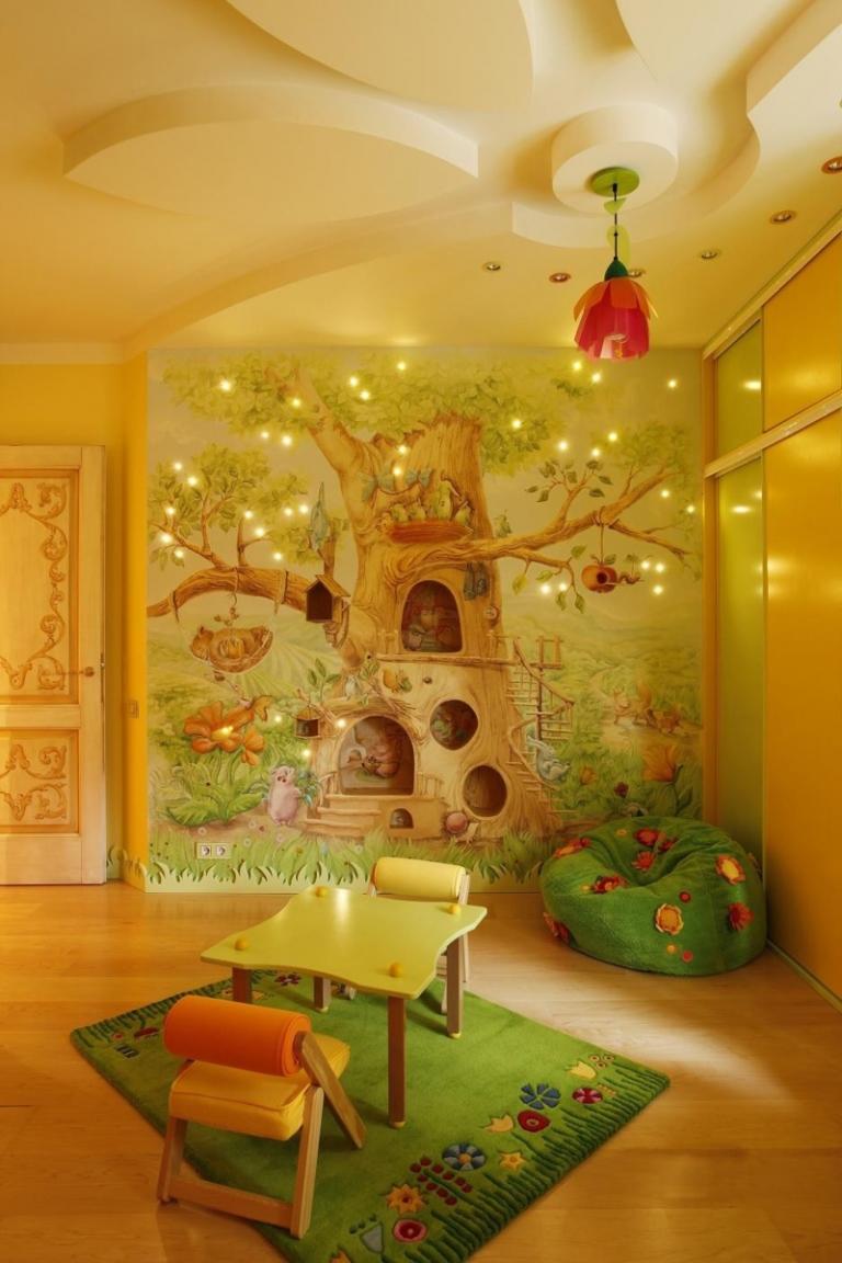 Pintura de parede no quarto das crianças prateleira embutida com motivos de árvore com luzes de beanbag verde