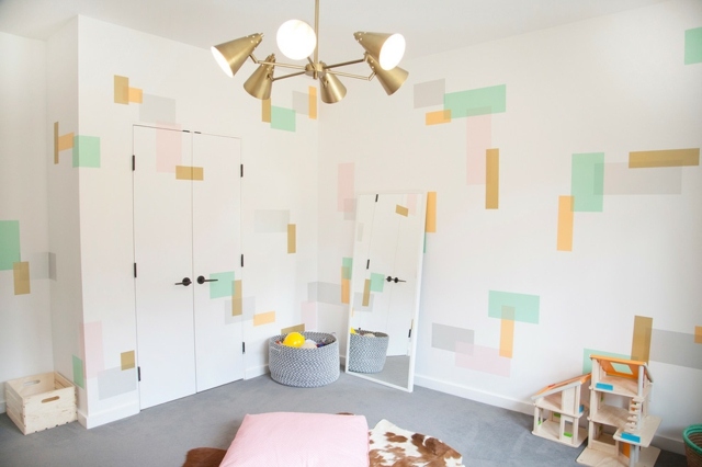 Quarto infantil com formas geométricas em cores pastel